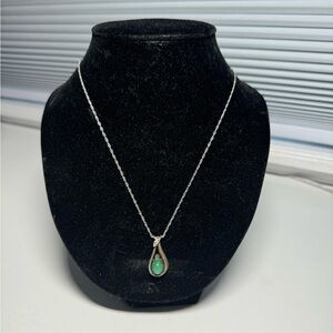 Super pretty necklace that can go with any outfit!